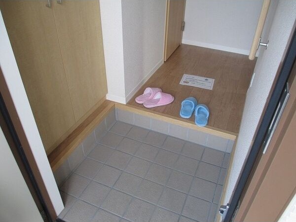 ソレイユなでしこ 玄関