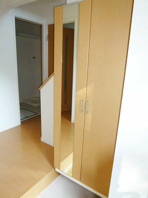 メゾンクレステリアB棟 玄関