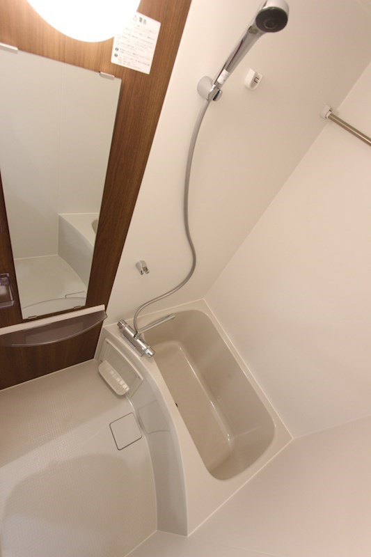 モナ・ローベル 風呂画像