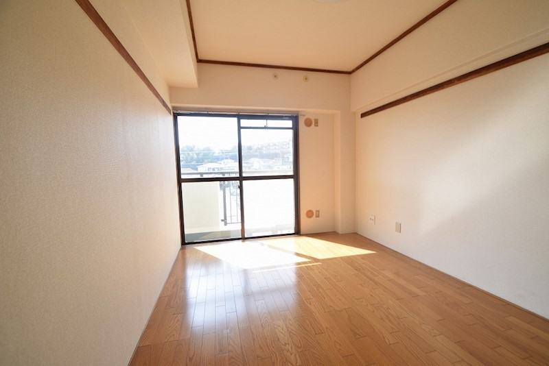 ロイヤルハイツ甲子A リビング