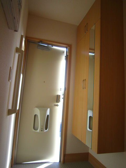 中里戸建て　1 玄関