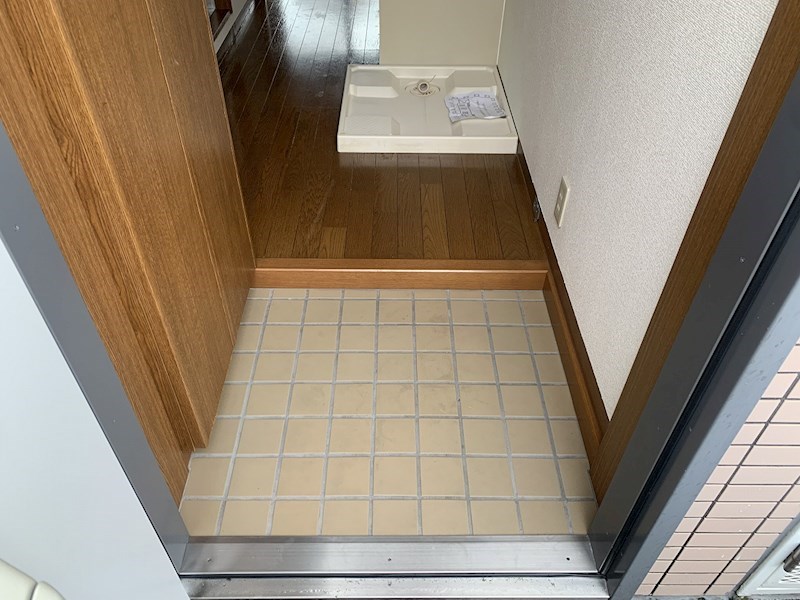 丸佳ビル 玄関