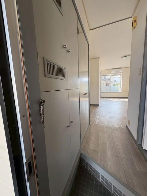 アーネスト・アツギ 玄関