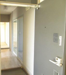 ウィンズ湘南４ 玄関