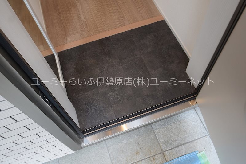 メイ　シェノン 玄関
