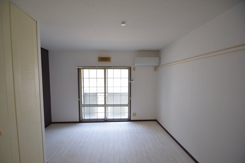 ロイヤルハウス平田 リビング