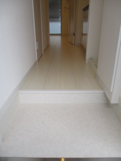 リブリ・踊場 玄関