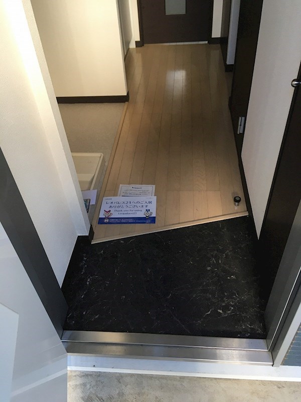 レオネクスト屋敷添 玄関