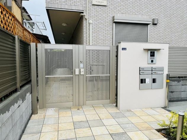 トゥザウェスト エントランス