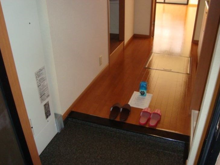 ポスト・マローネ  玄関