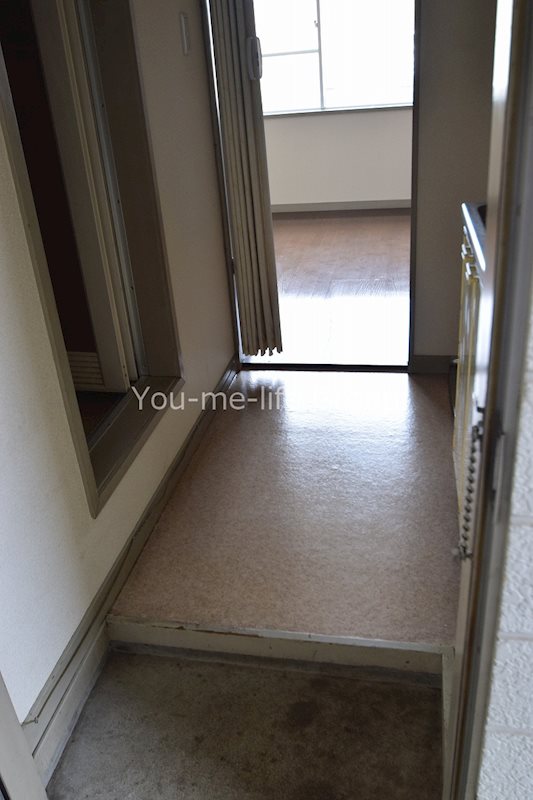 ホワイトハイツ東海大 玄関