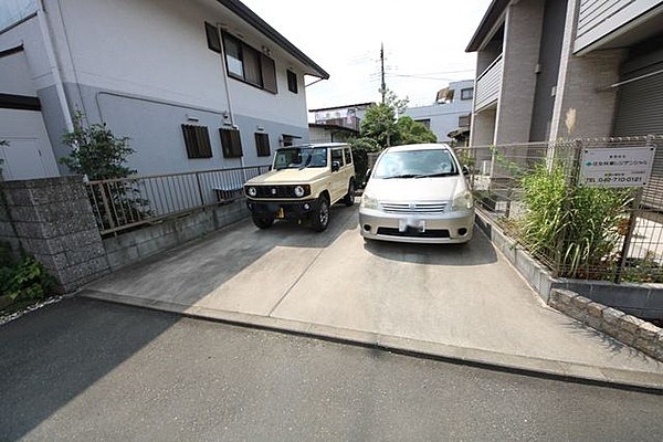 グリュース 駐車場
