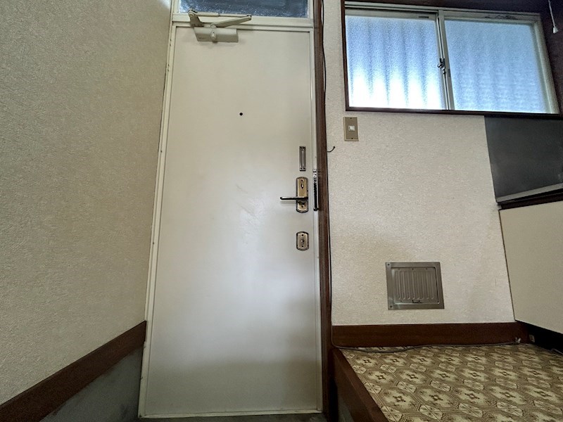 芦谷シオン 玄関