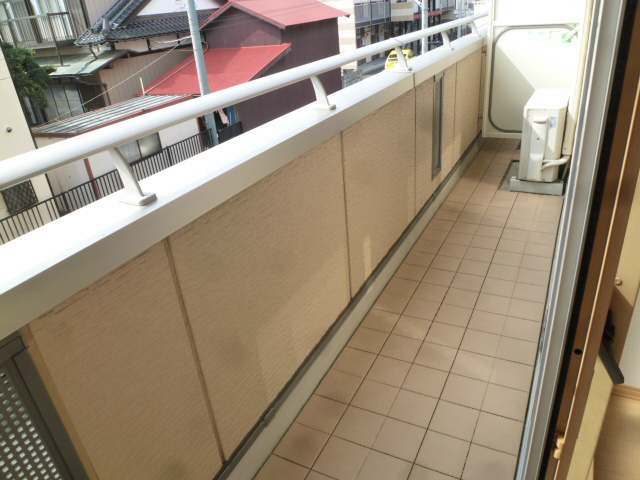 GEMINI ONNA ベランダ