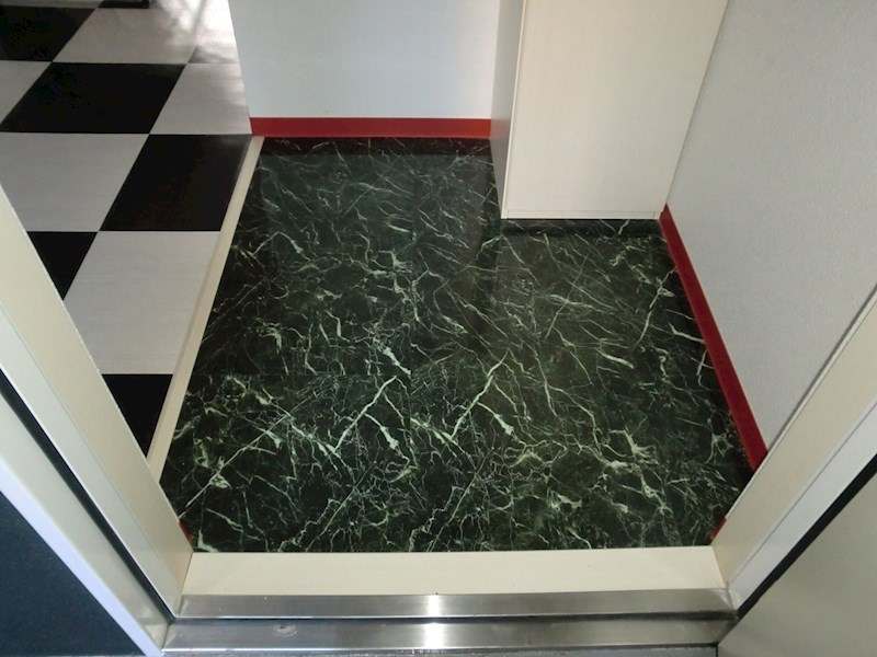 LEGEND（レジェンド） 玄関