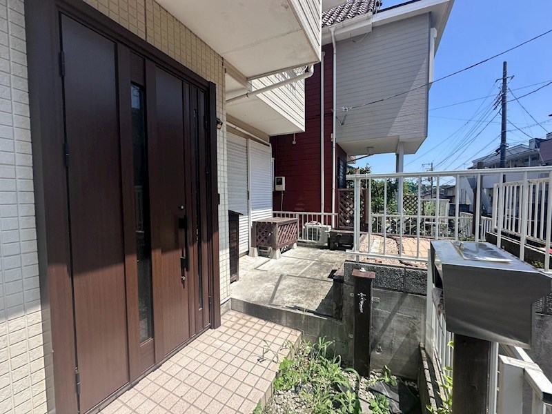 地下車庫ガレージ戸建て エントランス