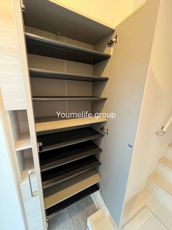 メゾンレポルディ 玄関