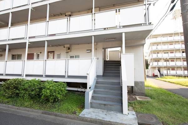 ビレッジハウス亀井野4号棟 エントランス