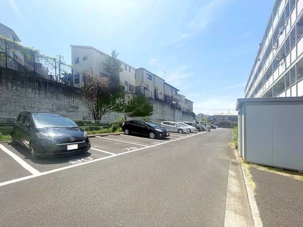 ビレッジハウス亀井野4号棟 駐車場