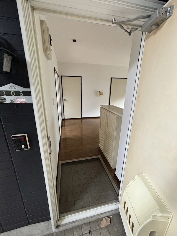 サープラス伊勢原ＰⅢ 玄関