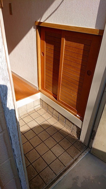 河内サンハイツ 玄関