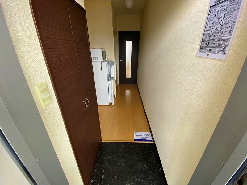 レオパレスメローネⅤ 玄関