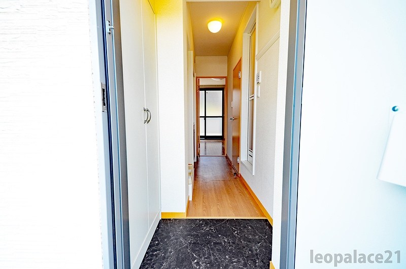 レオパレスパレヴィアーノ 玄関