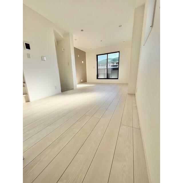 ＱＬＡＺＯ戸塚区吉田町戸建 リビング