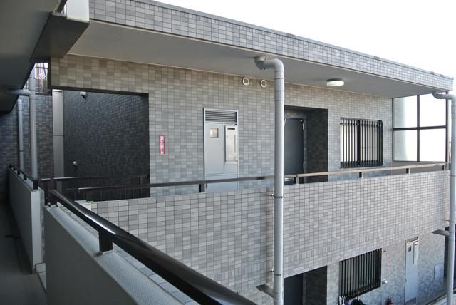 アトラクトマンショントムロ 玄関