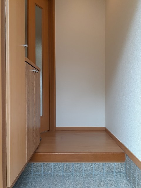 エレガンテ三番館 玄関