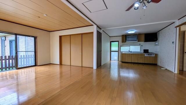 鳶尾５丁目ガレージ付き戸建 リビング