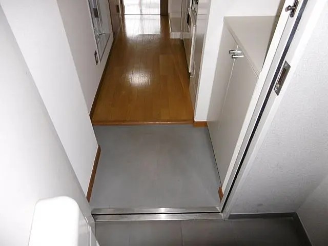 岩崎ビル 玄関