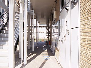 レオパレスルーチェＬ エントランス