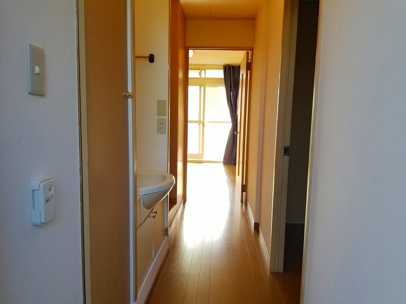 レオパレスサーナ 玄関