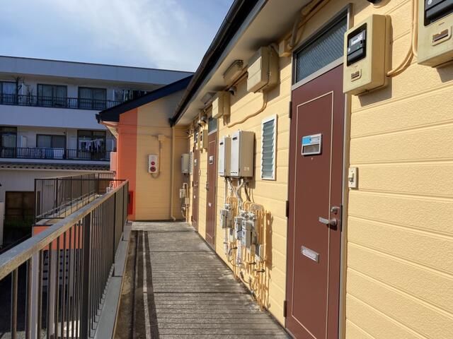 シャトーレ中里 玄関