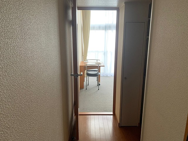 レオパレスアルファヒルズ 玄関