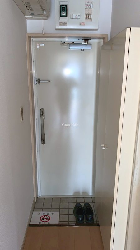 プラーズ城南B 玄関