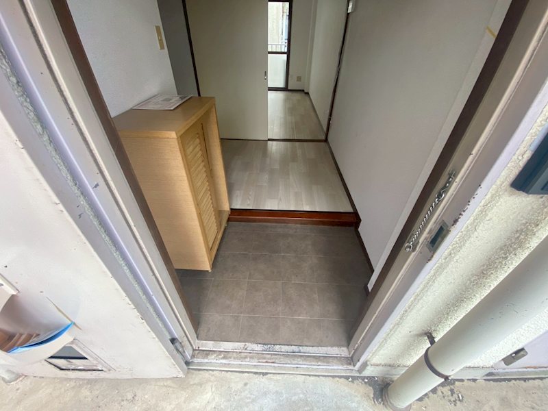 ホワイトハウス伊勢原 玄関