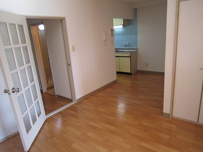 ※写真は反転の別部屋です プラーズ榎木町 リビング