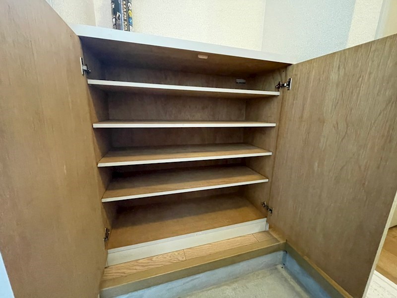 エーリ・パル 玄関