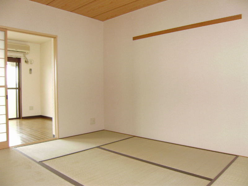 和室も明るいです。別部屋参考写真。 エスポワール1  その他7