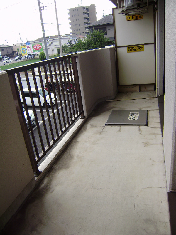 バルコニーも広く使えます。別部屋参考写真。 エスポワール1  ベランダ
