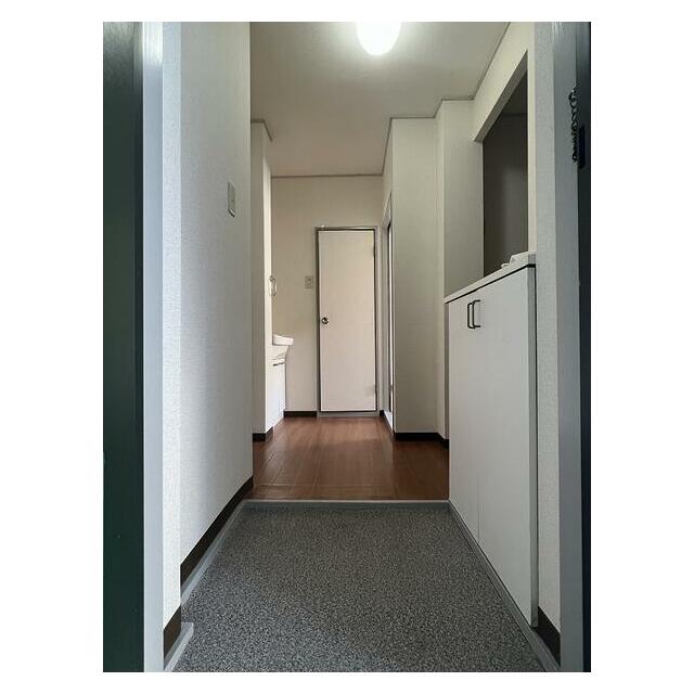 室内が直接見えないので、プライベートが守られます♪ 玄関