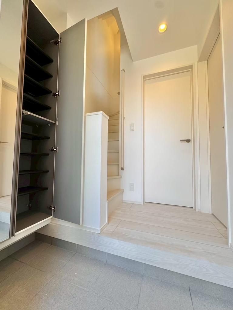 横浜市港南区笹下３丁目　貸家 玄関