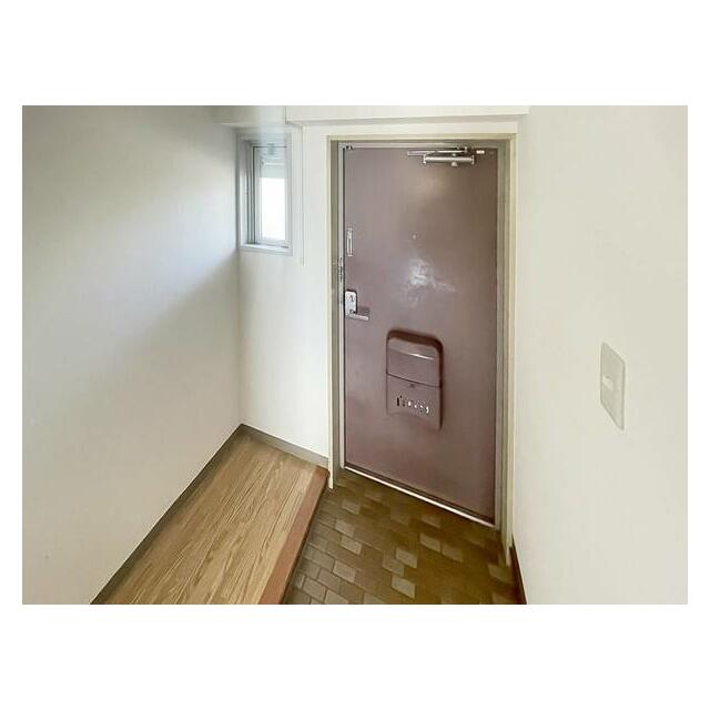 ビレッジハウス亀井野２号棟 玄関