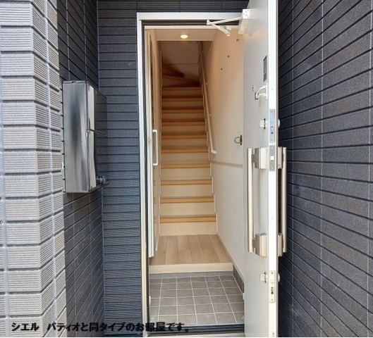 ひだまりガーデンテラスⅠ 玄関