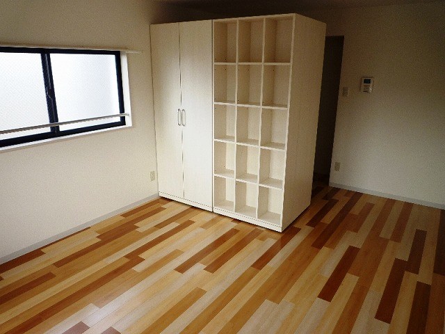 プレイズ　レイ リビング