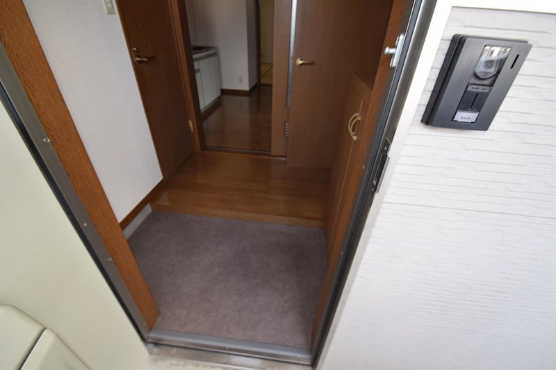 ノイエサトウＢ 玄関