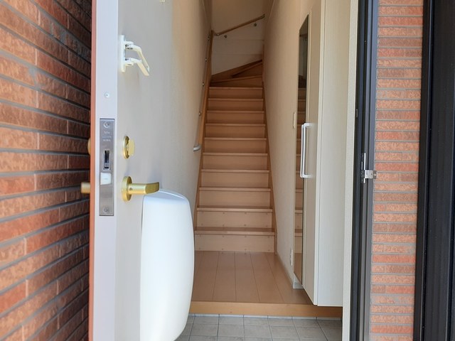 レ・ザンジュ 玄関