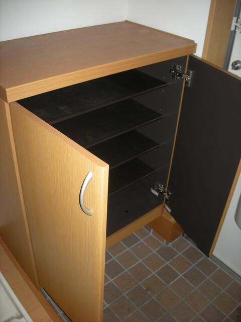 サンカレッジ六会 玄関